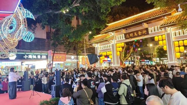 达明路四天狂欢实录：煎饼、音乐和一条街的周末