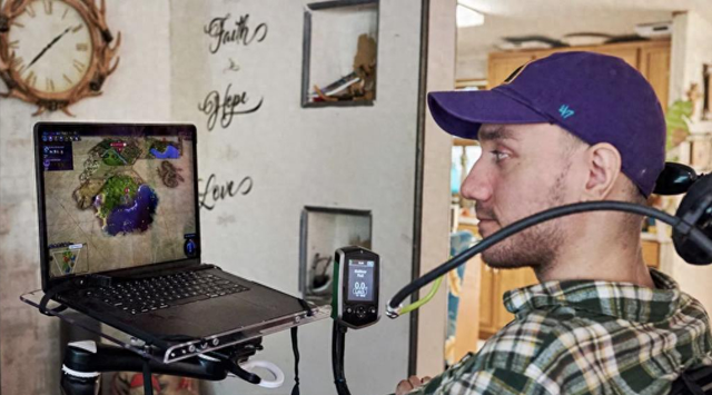 瘫痪人植入马斯克芯片21个月，打游戏吊打职业选手，还拿世界冠军