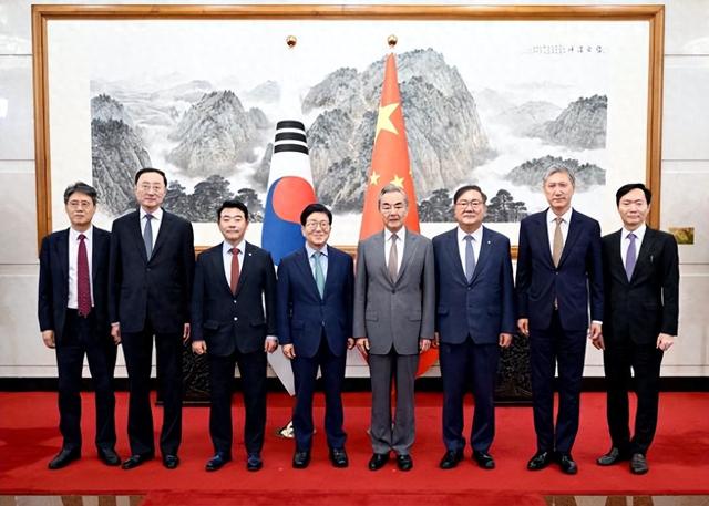 韩国特使团抵达北京，下飞机的第一句话不简单，中方回应很干脆