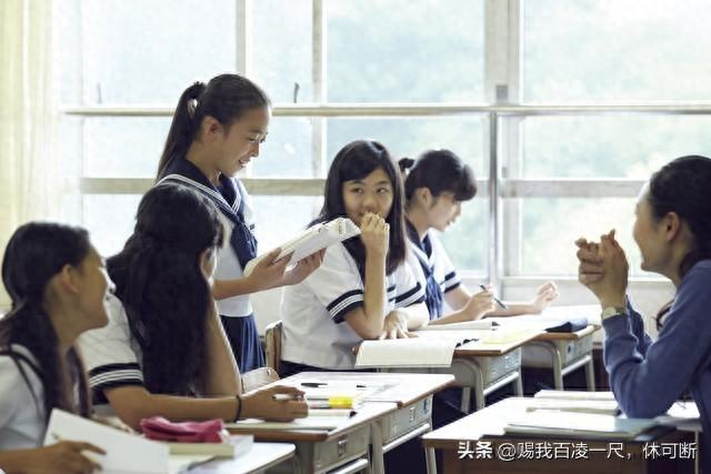 那年我吹牛说喜欢女同桌，放学后她把我堵在胡同，拎起了我的耳朵