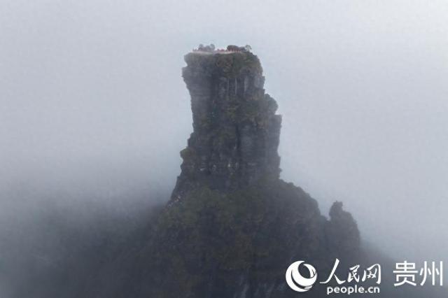 贵州梵净山：雾隐峰峦引客来