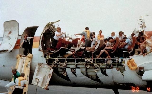 1988年，一架飞机在7500米高空突然裂开，空姐被大风吹走后来如何