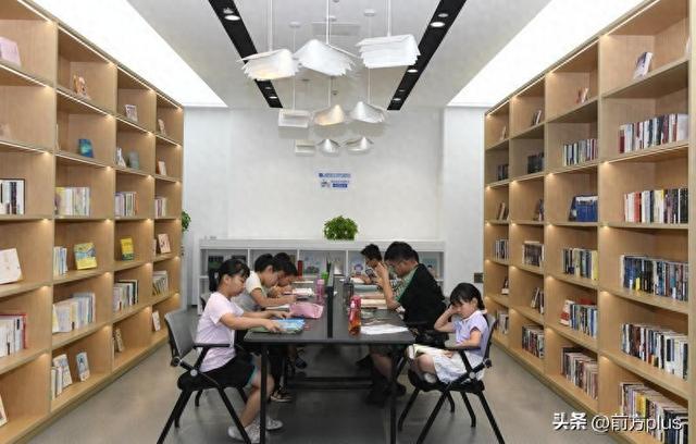 西安经开区文化艺术中心成市民“充电”纳凉好去处