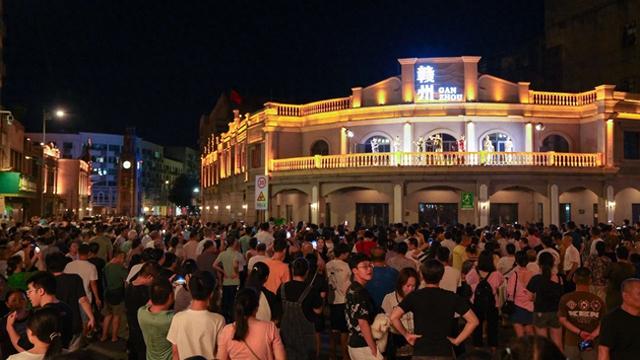 赣州阳明路标准钟夜市街今晚正式开街！