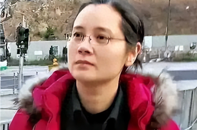 认干爹，拍风月片，被导演霸王硬上弓，没想到如今53岁下场唏嘘