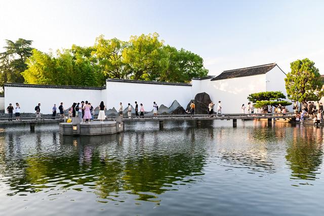 2025暑期银发旅行图鉴：找一座宜人又宜游的城市住下来