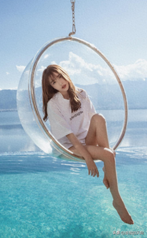 卓仕琳白衬衣度假美图，大长腿吸睛，好唯美的海边氛围