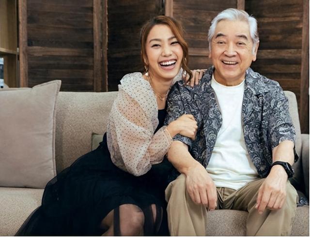 香港知名女星穿透视装庆生	，好身材一览无余，曾因失恋三度自杀