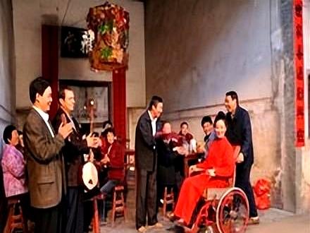 41岁瘫痪新娘嫁43岁光棍，她：我没法生孩子，半夜却听到有婴儿哭