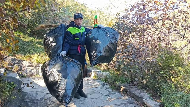 香山红叶背后的守护者：日均清运2吨垃圾，全凭人工背运