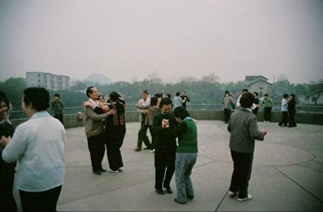 我退伍后见义勇为脸上留疤，女友嫌弃分手，一周后被救姑娘找上门