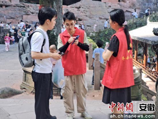 “双节”假期休宁齐云山生态文化旅游度区志愿服务暖人心