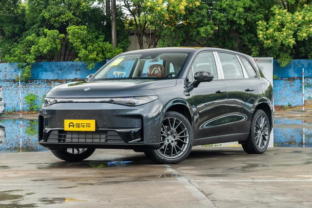 续航530km+L2辅助驾驶，直降4000元的零跑C10对比丰田bZ5如何选？