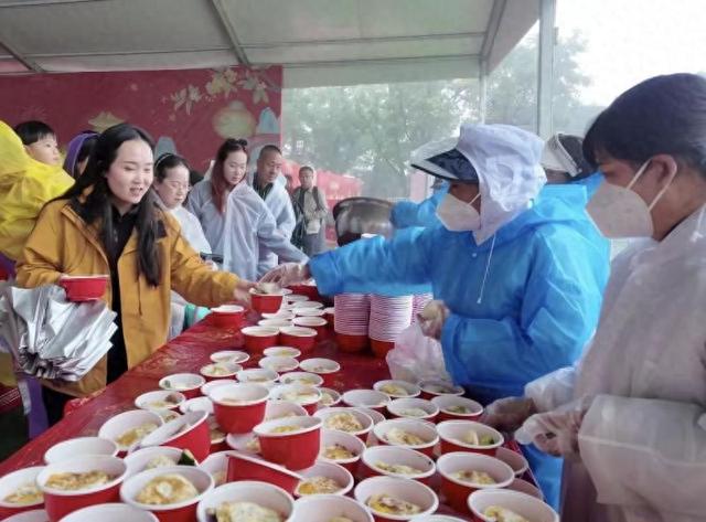 河南老君山景区连续9年国庆假期推“一元午餐” 景区：明年还会继续推出