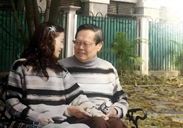 翁帆相伴21年，杨振宁去世后，继子杨光诺一句感谢话让她口碑暴涨