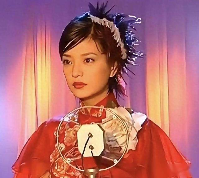 49岁赵薇广东饭局近照疯传！瘦脱相显凶相，当年小燕子彻底凉透了