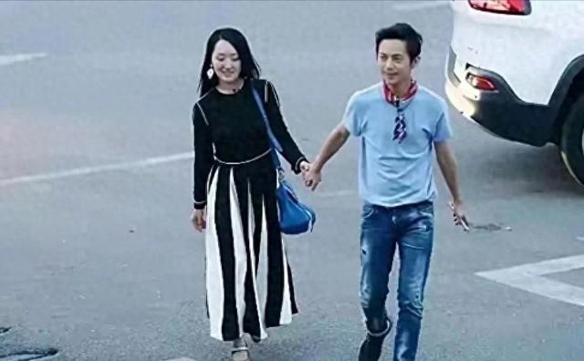 51岁的何炅，牵手54岁的杨钰莹，年过半百的俩人，画面温馨