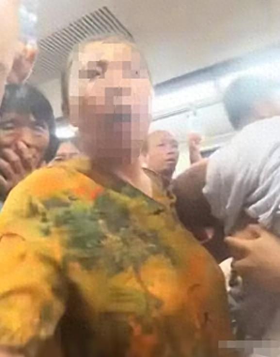 北京地铁大妈打人后续：警方立案，女孩坚持依法处理，这下后悔了