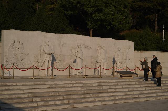 西山无名英雄广场瞻仰热潮不断，公园开启每日两次免费讲解