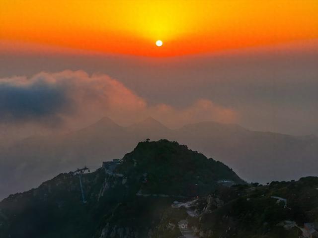 岱顶夕照：天地共染鎏金时
