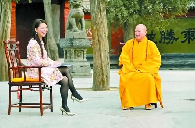 2008年李湘穿短裙丝袜采访释永信，如今再看，网友：00都惊呆了