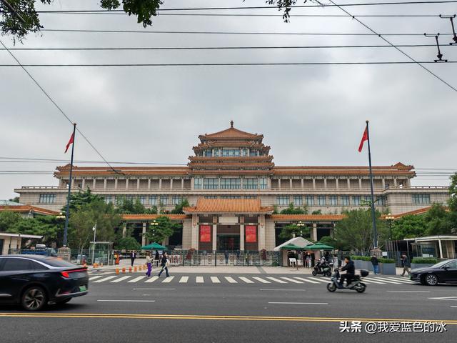 从中国美术馆出来，钻胡同，一路逛到王府井大街