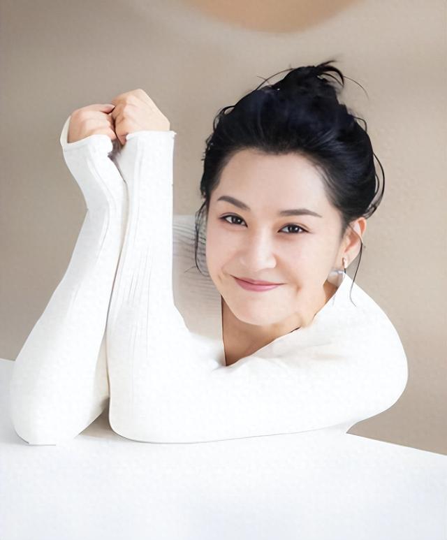 她一生 “风流成性、老少通吃”，撩汉无数，现如今56岁却依旧单身
