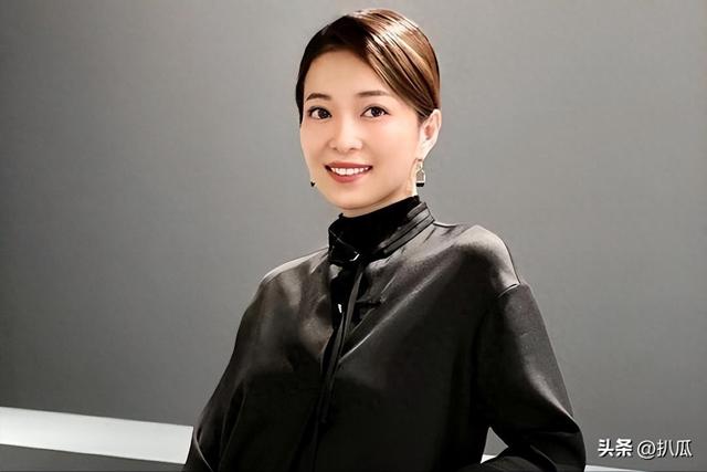 她曾是上海台主持人，如今在仓库打包卖水果，单身带儿子独自生活