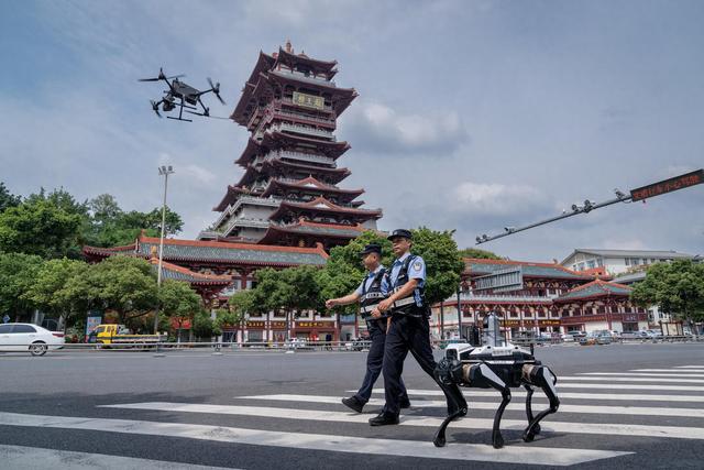 “钢铁战友”来了！绵阳警队添“新兵”：5台警用机器狗入列，助力巡逻防控、应急处突