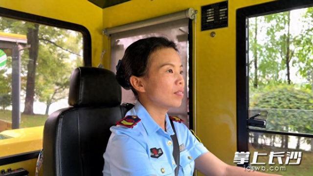 周姣，开着99号观光车在橘子洲景区行驶了6万公里的时光守护者
