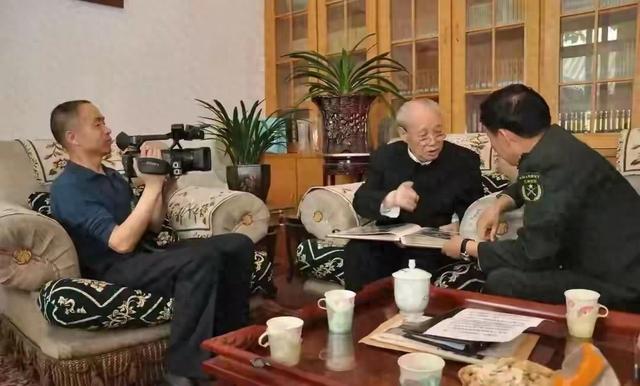 能把这位白发老人认出来是谁的，历史知识一定不会太差。