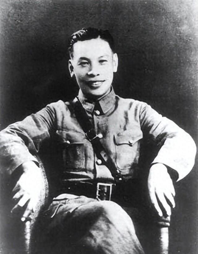 1985年，蒋经国宴请张学良	，留下的一张合影，3年后去世！