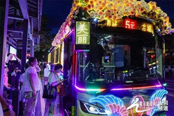 玫瑰音乐巴士启航：穿越古城的浪漫之旅