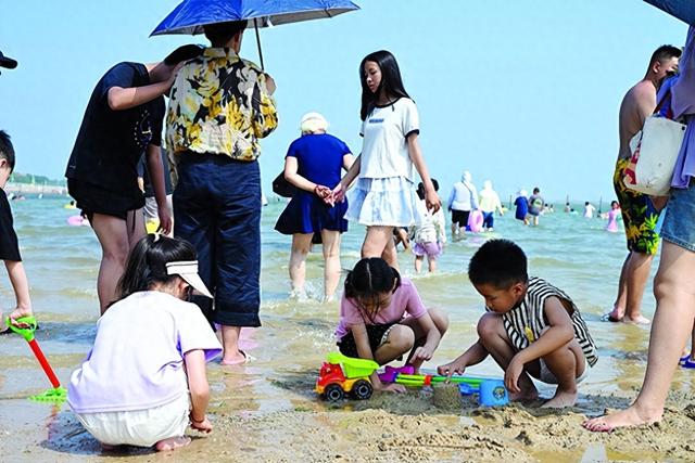 天津港保税区中港池北部岸线吸引市民避暑
