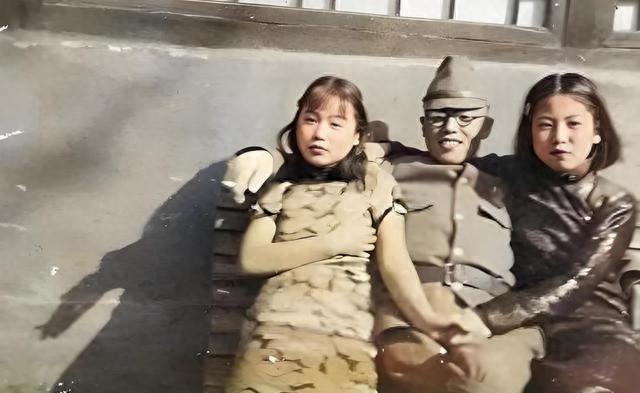 日军当年强行和女孩合照，女孩没穿鞋双手抱肩，接下来可想而知！