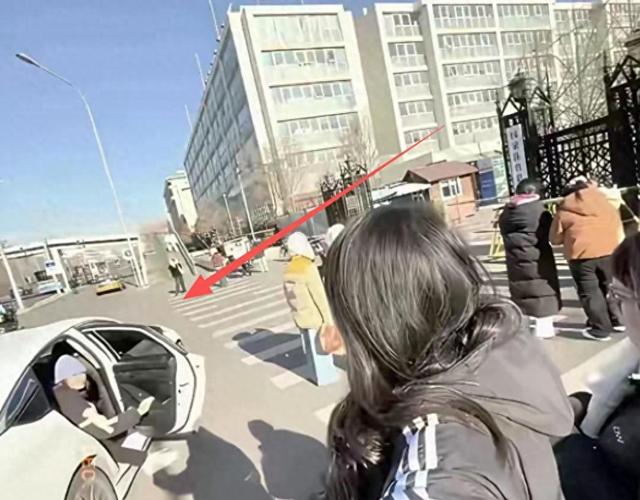 全红婵回归！不见陈若琳接送，长发造型惊艳粉丝围拍现场