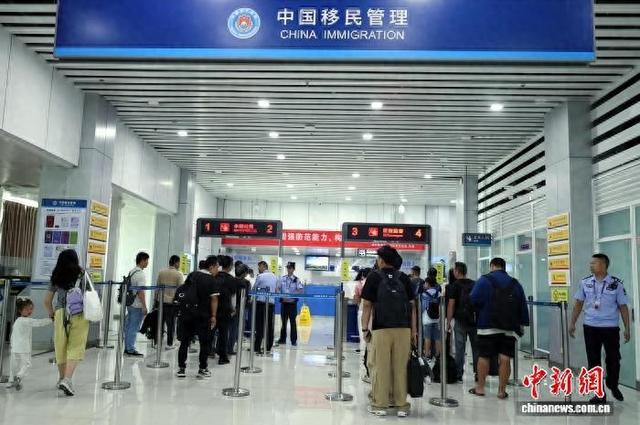 西双版纳机场口岸首次为老挝旅客签发临时入境许可