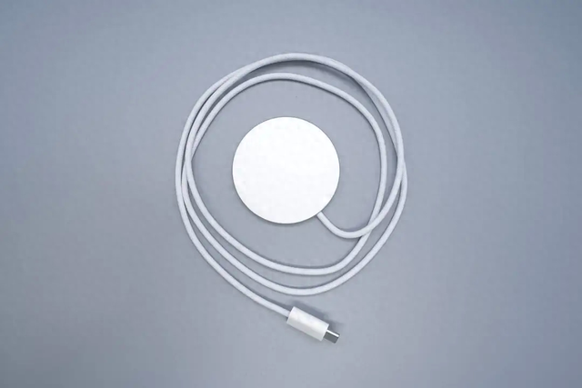 多品牌上新：Qi2.2磁吸与主动散热让无线充更稳更安静，表现提升