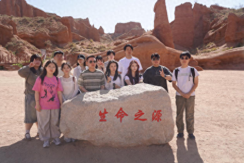 韩国青年学生代表团探秘温宿大峡谷，感受自然与文化魅力