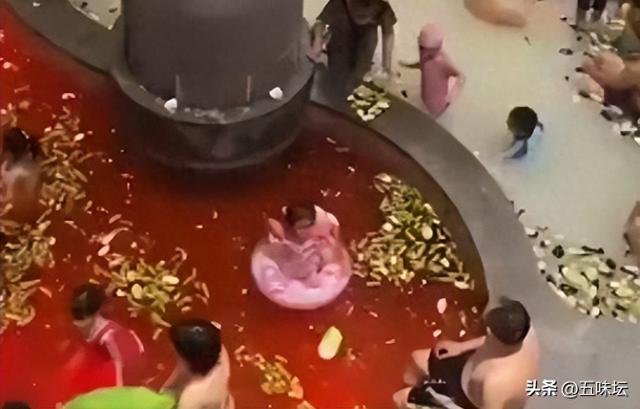 哈尔滨温泉度假村推出鸳鸯火锅池，游客笑称仿佛变成食材