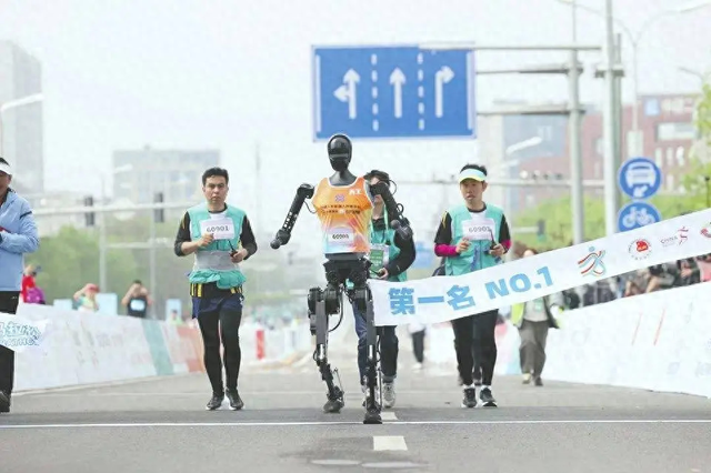 21.50秒！"机械飞人"自主狂奔夺冠 世界见证新一代机器人运动革命