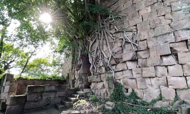 重庆北碚闹市竟藏有一座古寨，设有瓮城，被网友称为"重庆吴哥窟"