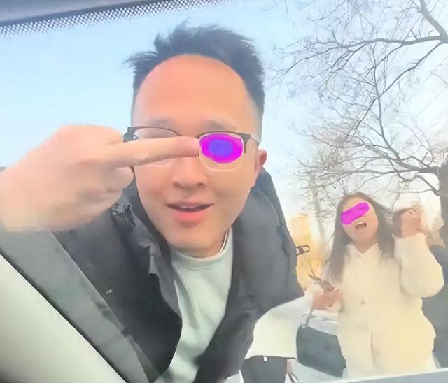 又现牛人！出租车乘客对男子辱骂竖中指并扬言：记得把我们发网上