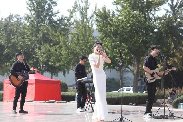 青岛：“欢乐四季”文化惠民专场演出祝福新中国成立76周年