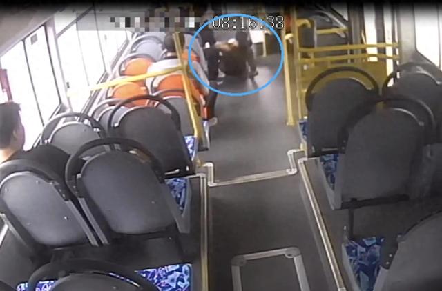 从关门到起步发车仅两秒，乘客摔倒骨折！北京法院：公交公司赔7万余元