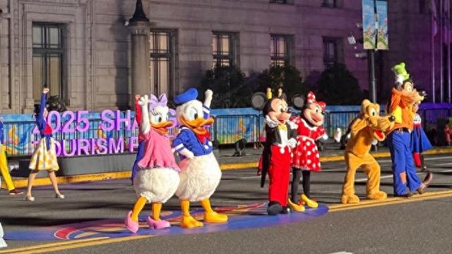 新民视频｜上海旅游节花车大巡游抢先看 米奇米妮在上海遇见“周杰伦”