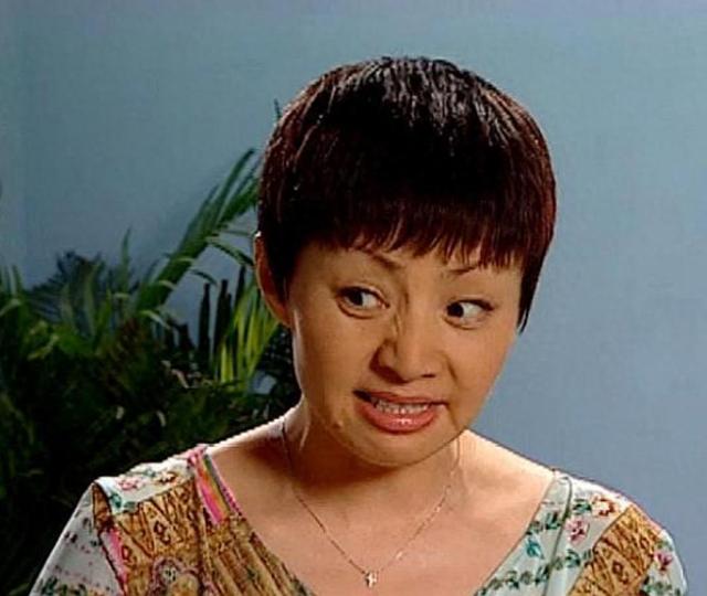 她是国家一级女演员，多次给丈夫戴绿帽，重病丈夫坐轮椅也不离婚