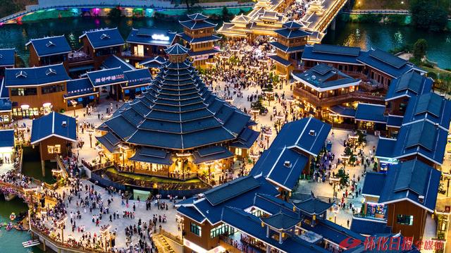 图说丨夜幕下的榆树湾文旅商综合体游人如织