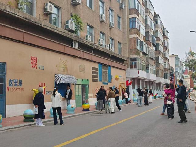 经济杂谈 | 网红墙不应只是“打卡背景板”