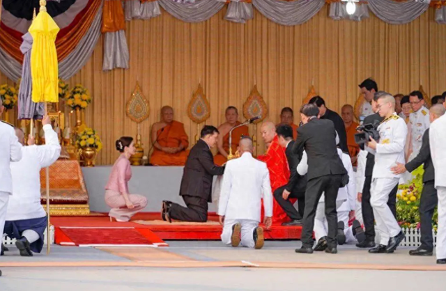 真不可思议！泰国国王在灵光寺拜佛，面对高僧，是真跪啊！